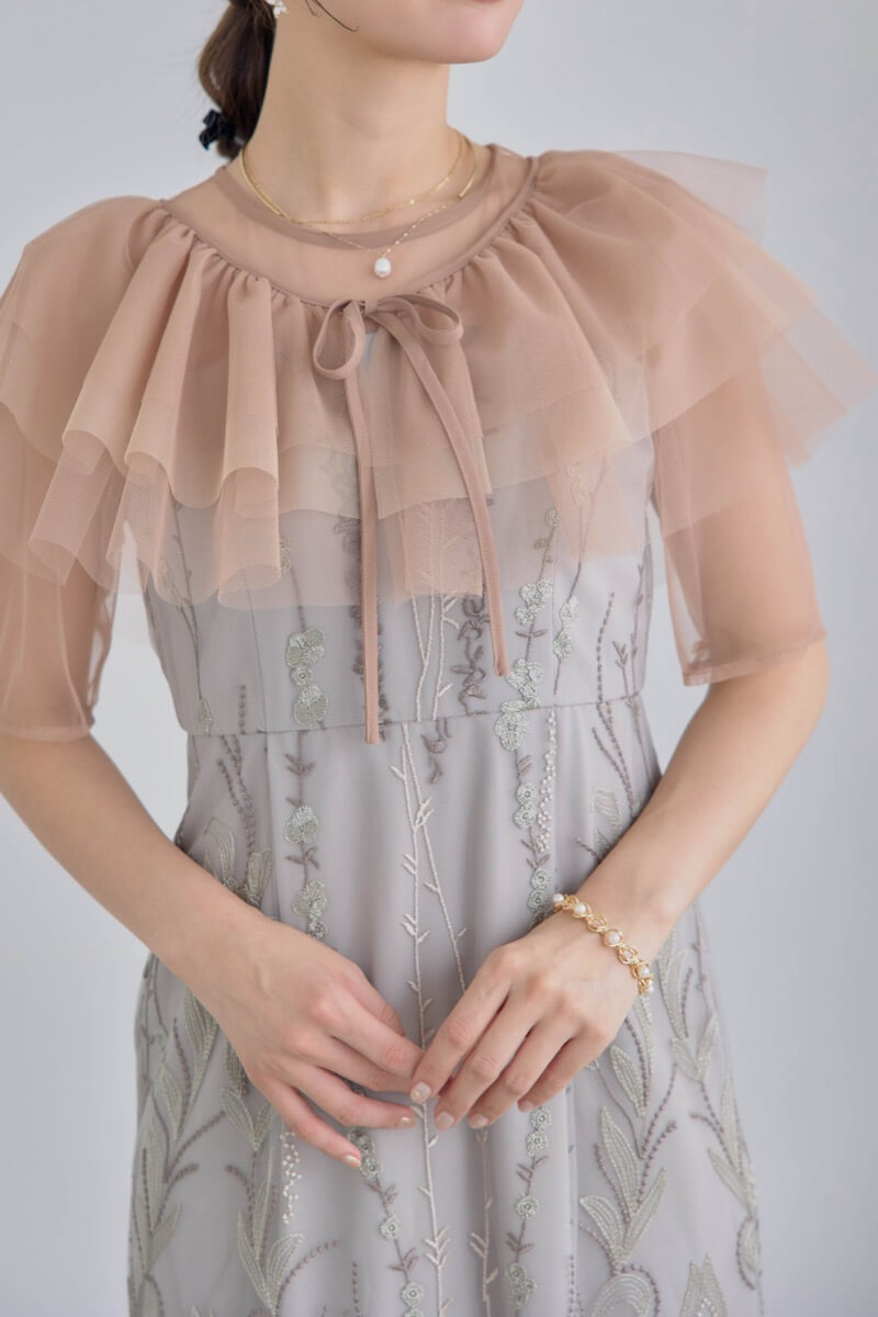 ベージュのマルチケープ付きIラインドレスの商品画像5 ベージュのマルチケープ付きIラインドレスの商品画像5