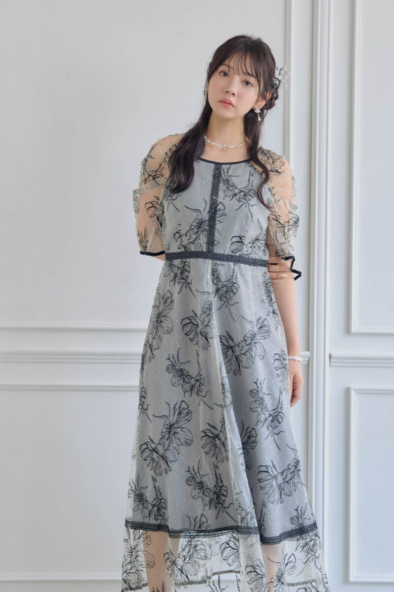 グレーのドローイングフラワードレスの商品画像1