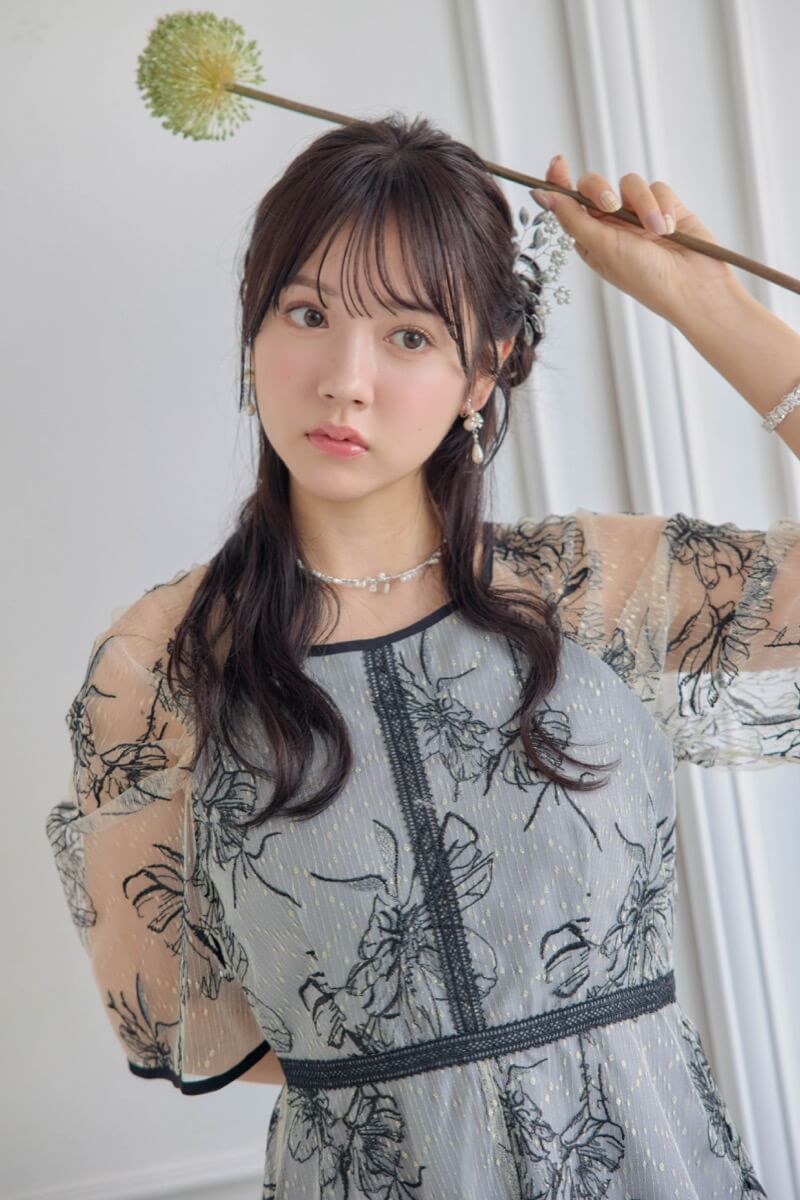 グレーのドローイングフラワードレスの商品画像11