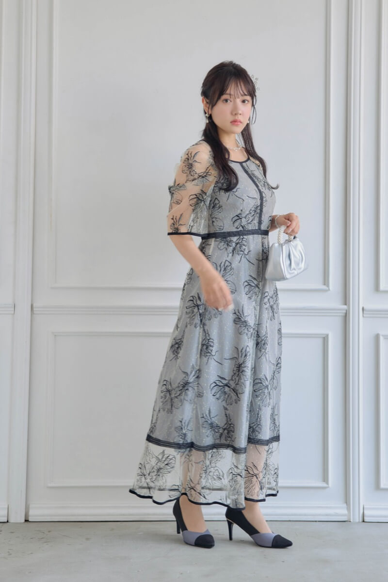 グレーのドローイングフラワードレスの商品画像8
