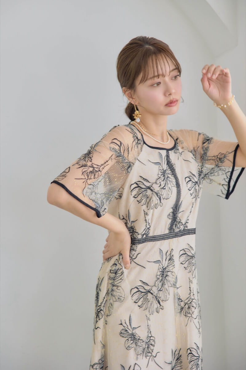 ブラック×ベージュのドローイングフラワードレス