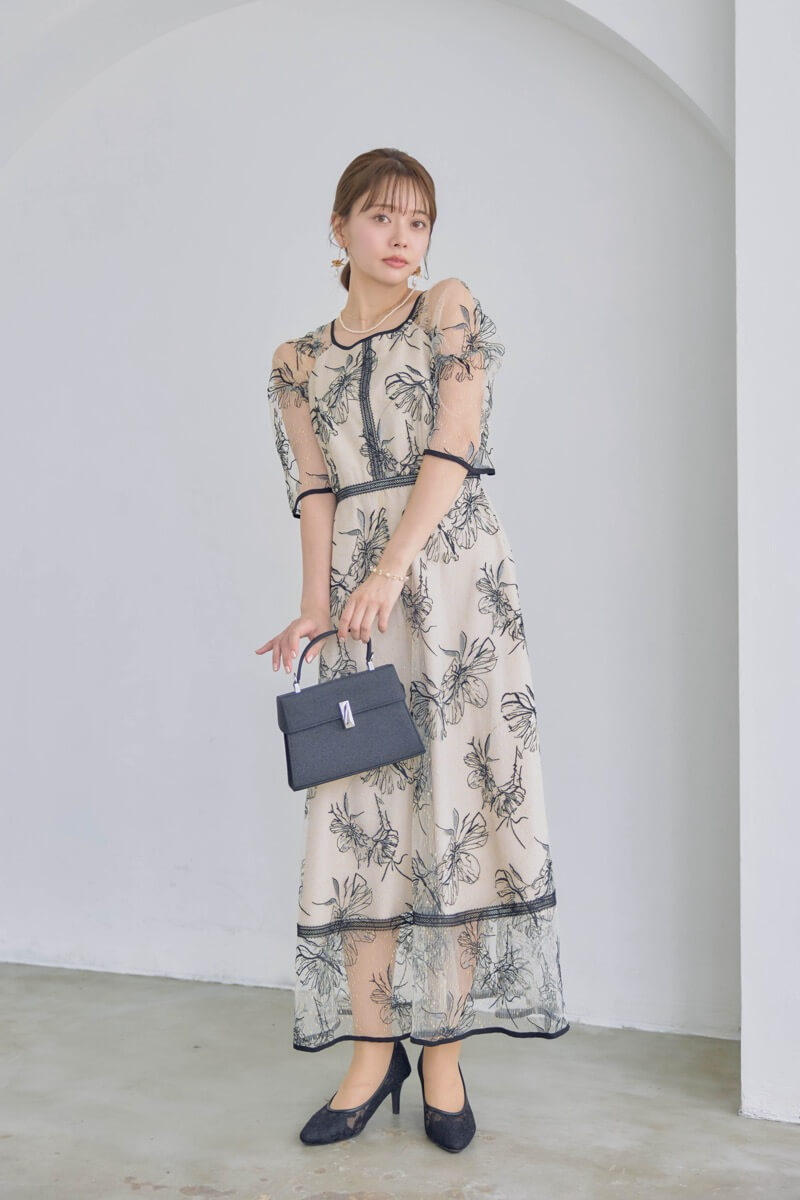 ブラック×ベージュのドローイングフラワードレス