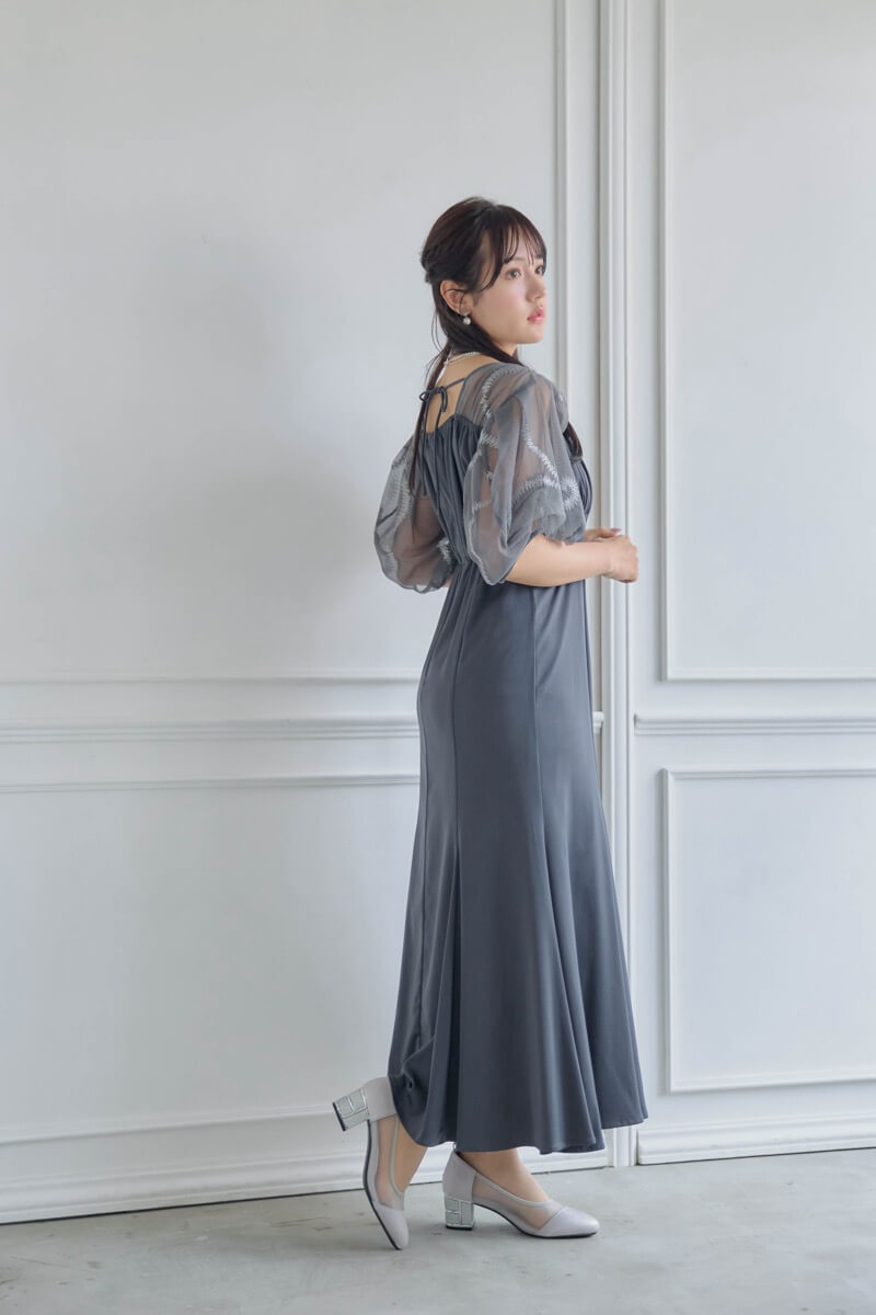 グレーのグラフィティスリーブドレスの商品画像1