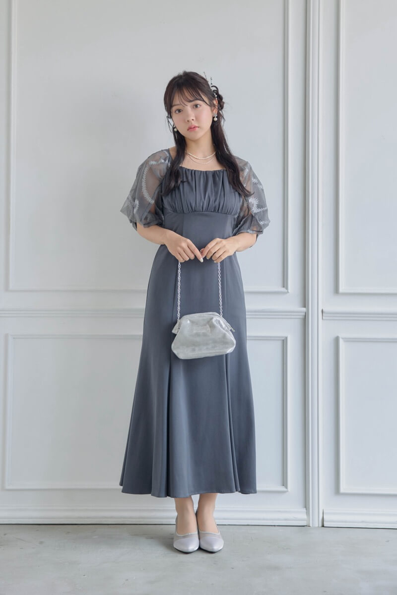 グレーのグラフィティスリーブドレス