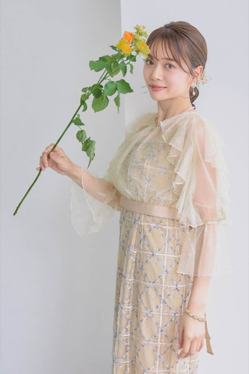 ベージュのボレロ付きチェックレースドレスの商品画像13