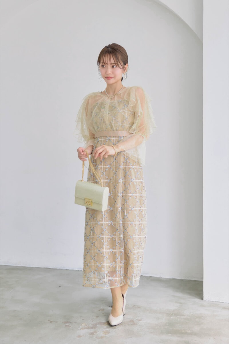 ベージュのボレロ付きチェックレースドレス