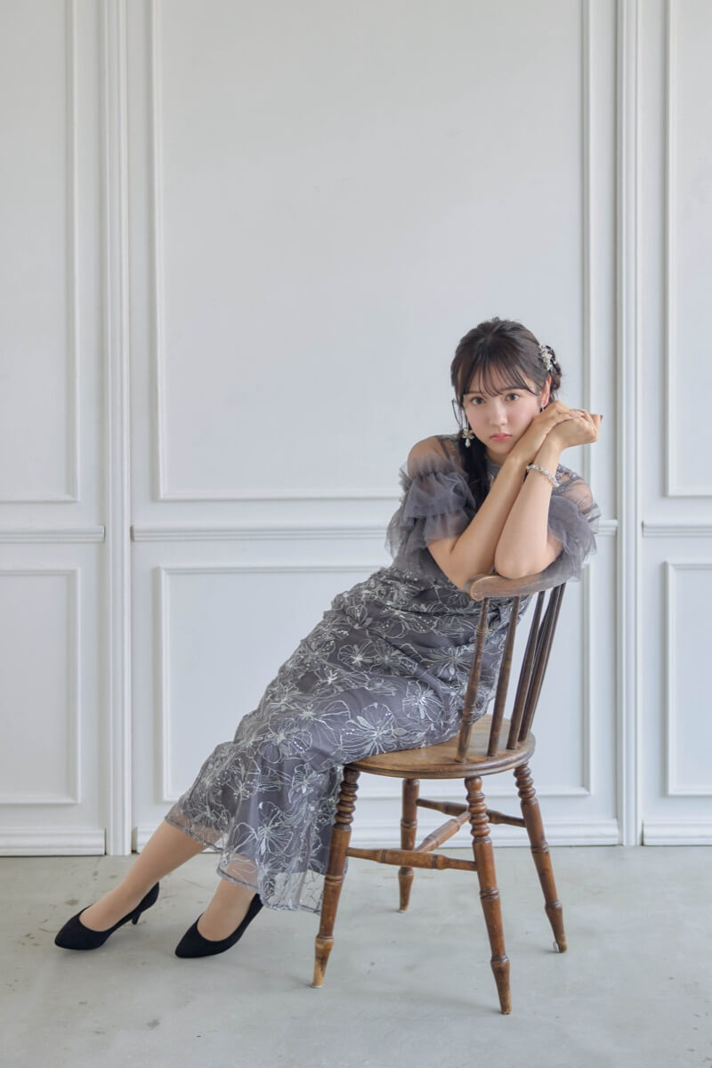 チャコールのスパンコール刺繍レースドレスの商品画像1