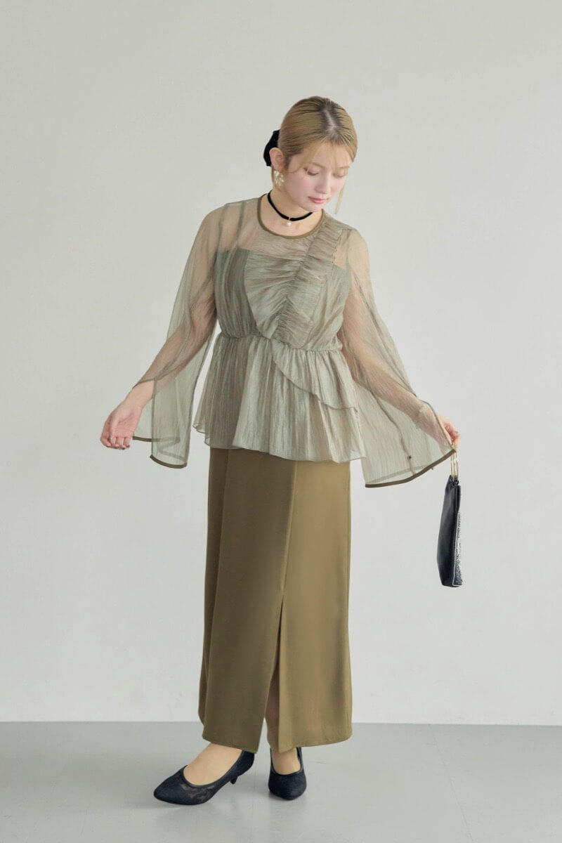 カーキのフリルトップス付きドレス