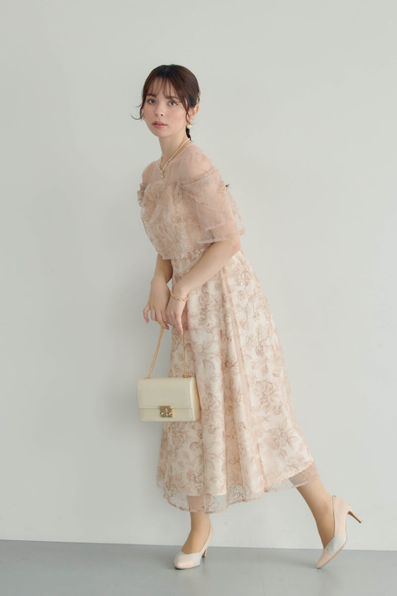 ピンクベージュのドレープラメ刺繍ドレスの商品画像12