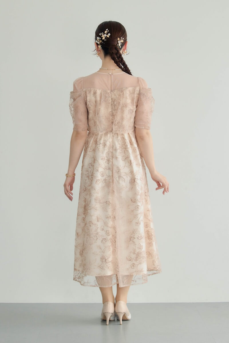 ピンクベージュのドレープラメ刺繍ドレスの商品画像4