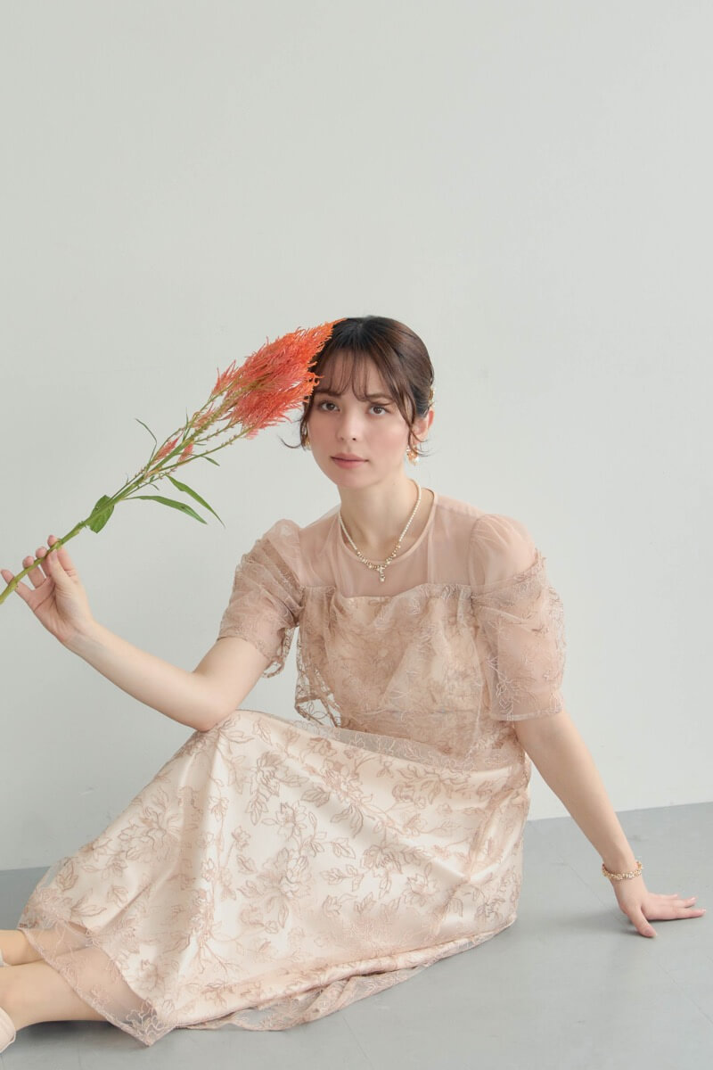 ピンクベージュのドレープラメ刺繍ドレスの商品画像9