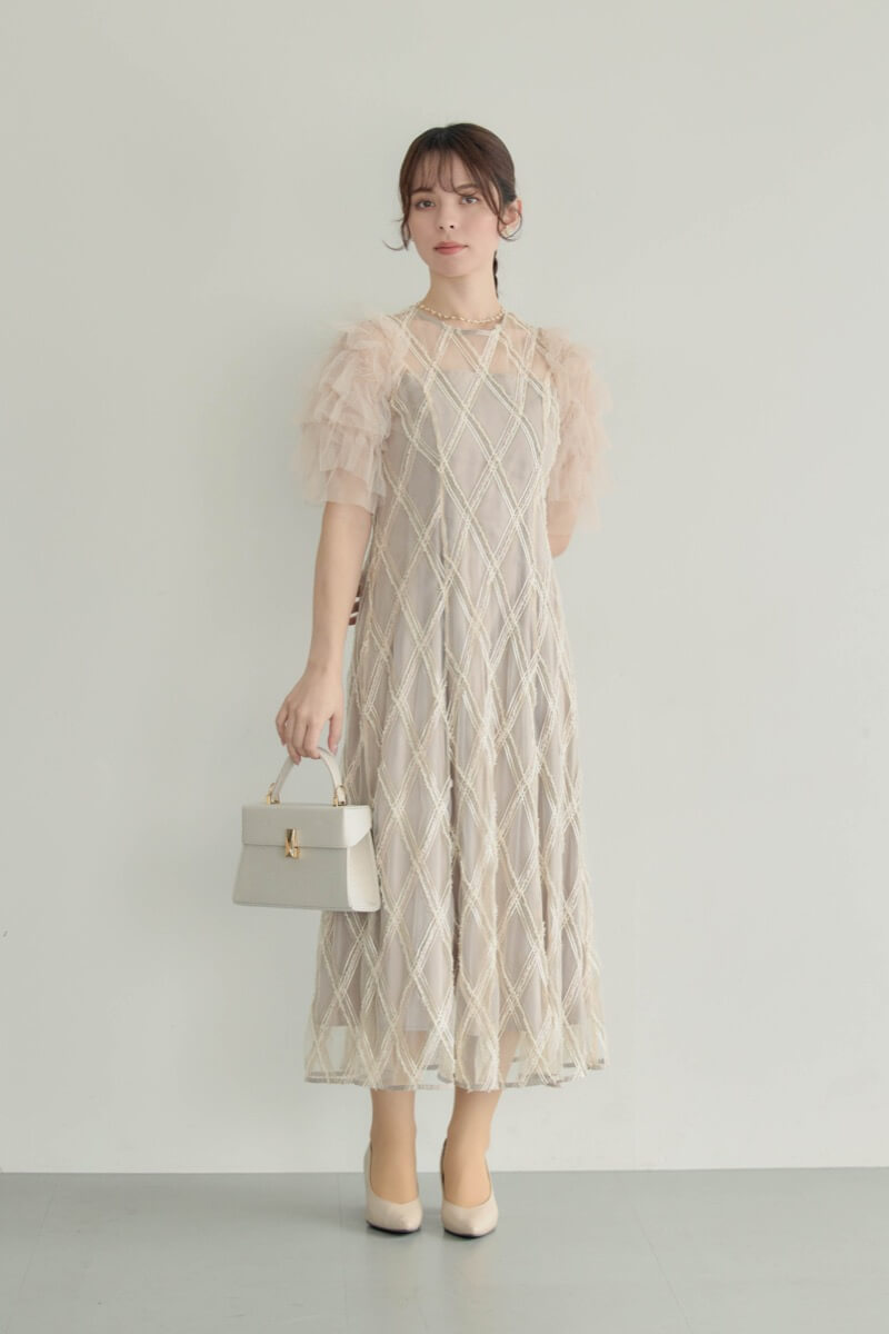 ベージュのダイヤチェックフリルスリーブドレス 