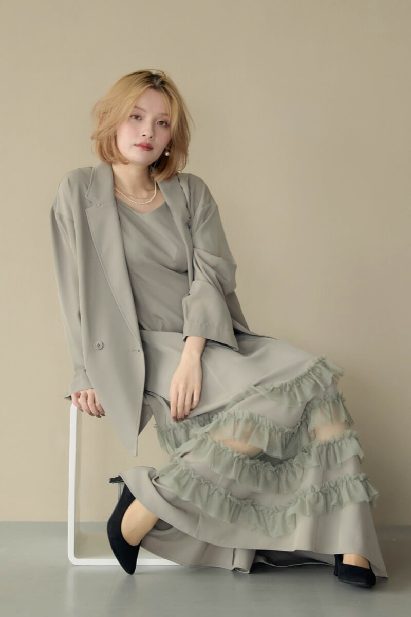 グレージュのトランスペアレントヘムセットアップドレスの商品画像1