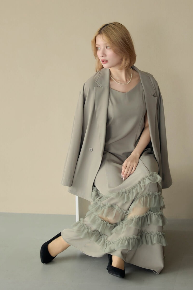 グレージュのトランスペアレントヘムセットアップドレスの商品画像10