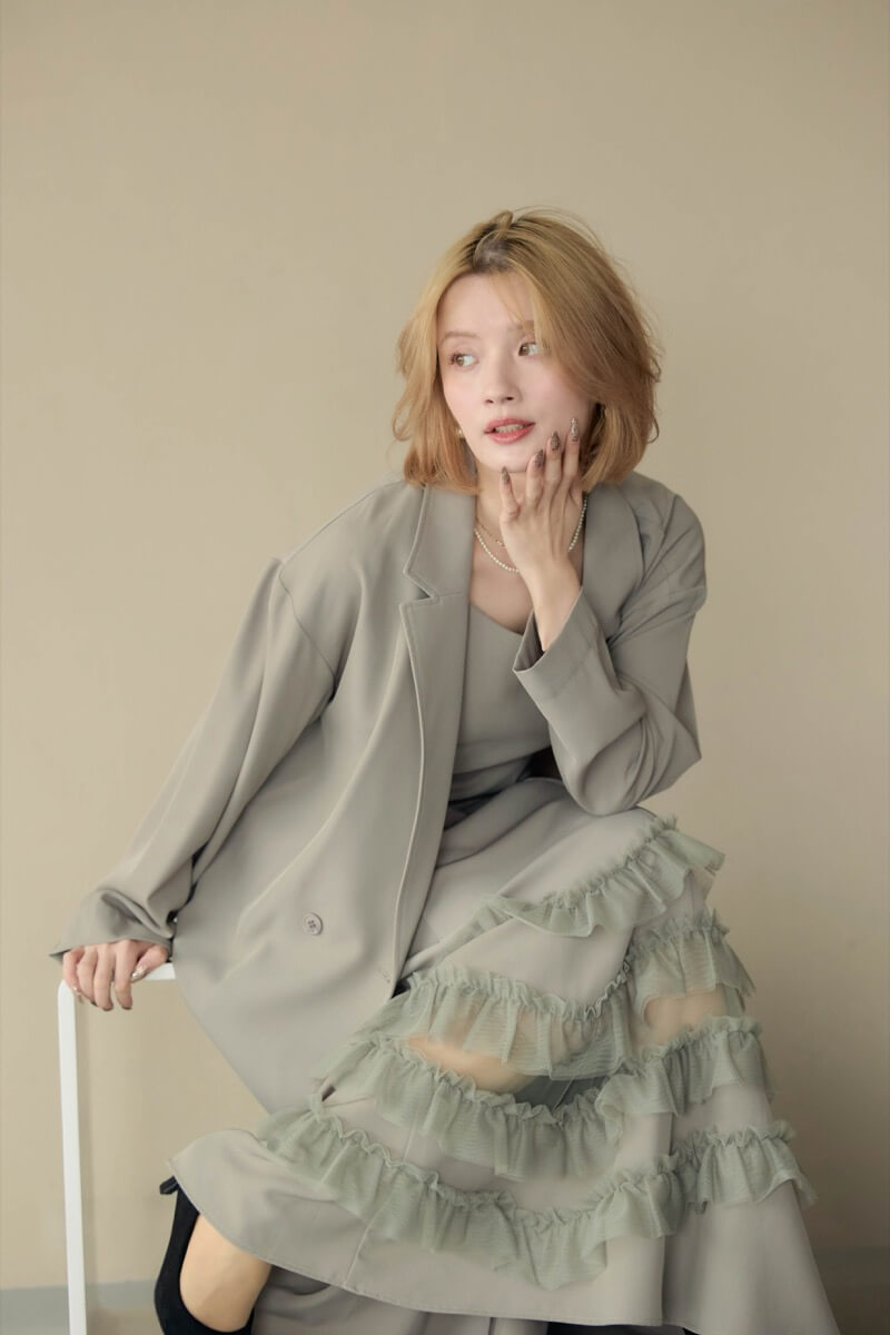 グレージュのトランスペアレントヘムセットアップドレスの商品画像13