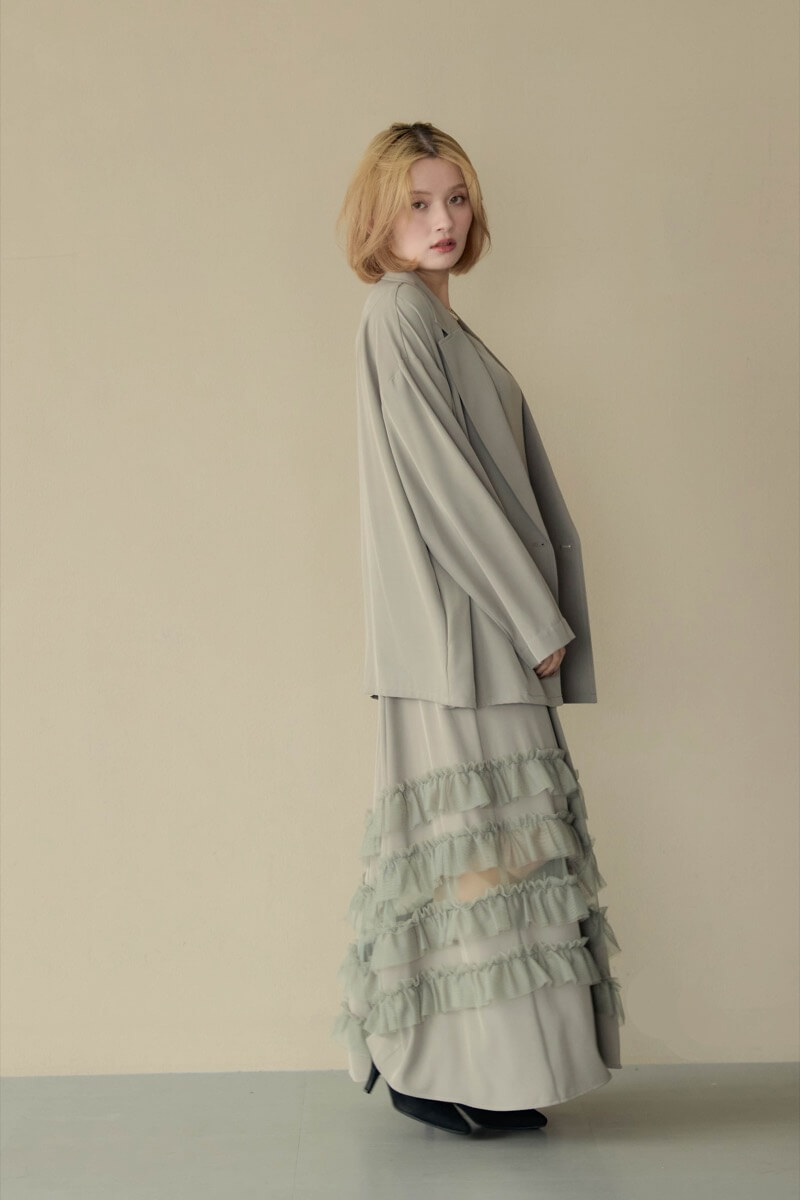 グレージュのトランスペアレントヘムセットアップドレス