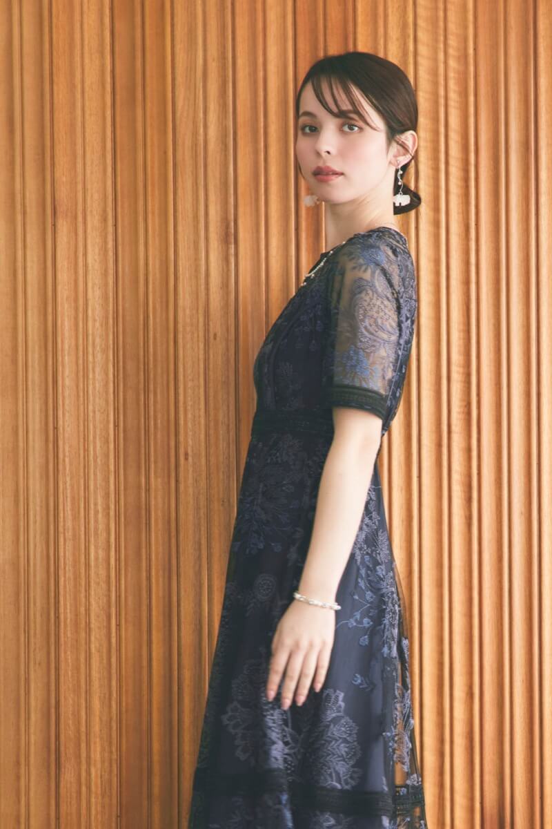 ネイビーのラダーレースドレスの商品画像1