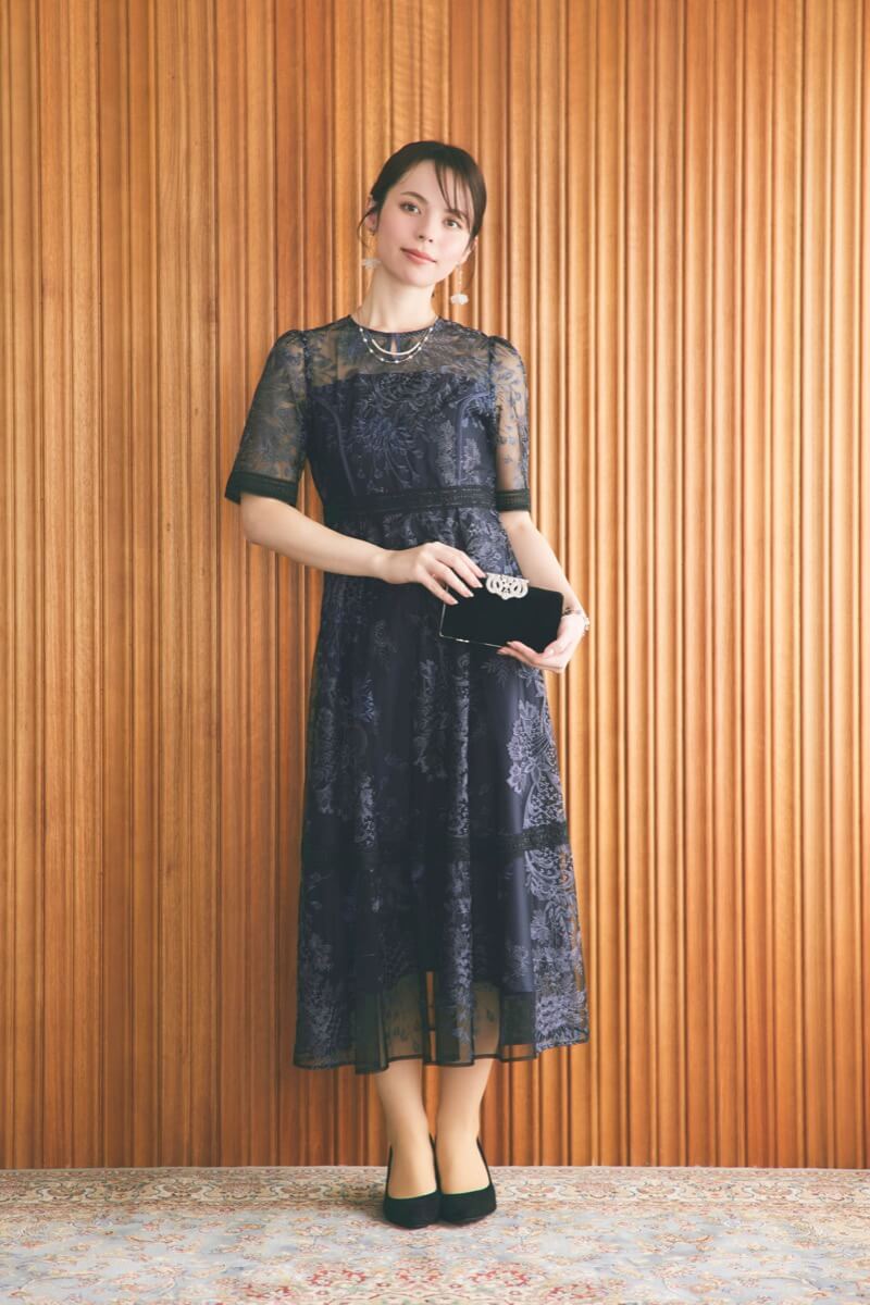 ネイビーのラダーレースドレス