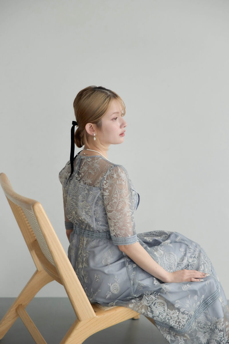 ブルーのラダーレースドレスの商品画像1