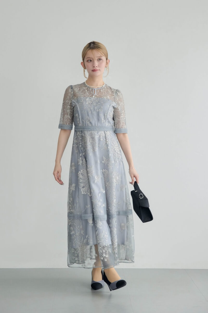 ブルーのラダーレースドレス