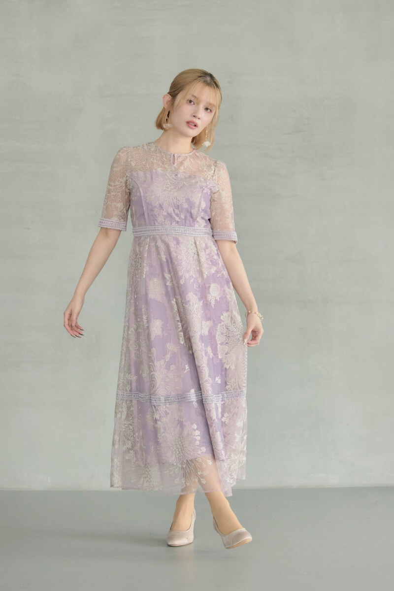 ピンクのラダーレースドレス