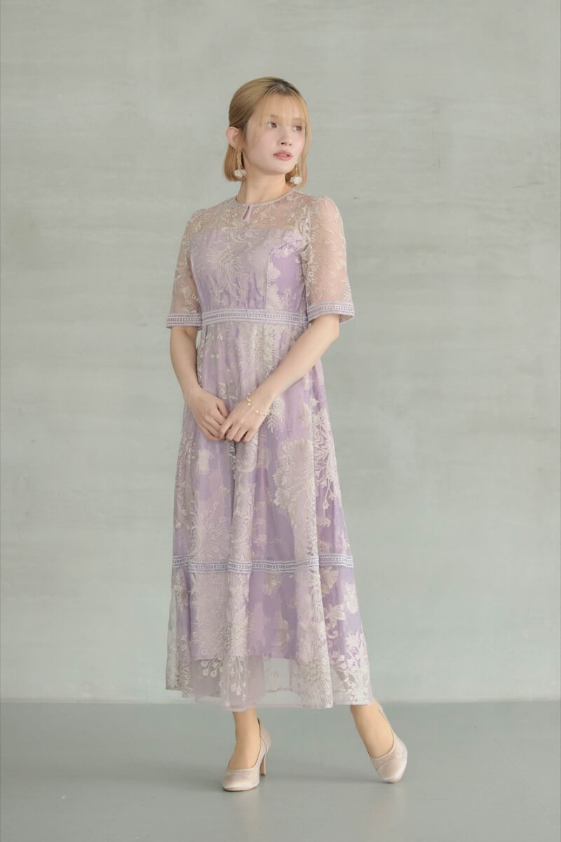 ピンクのラダーレースドレス