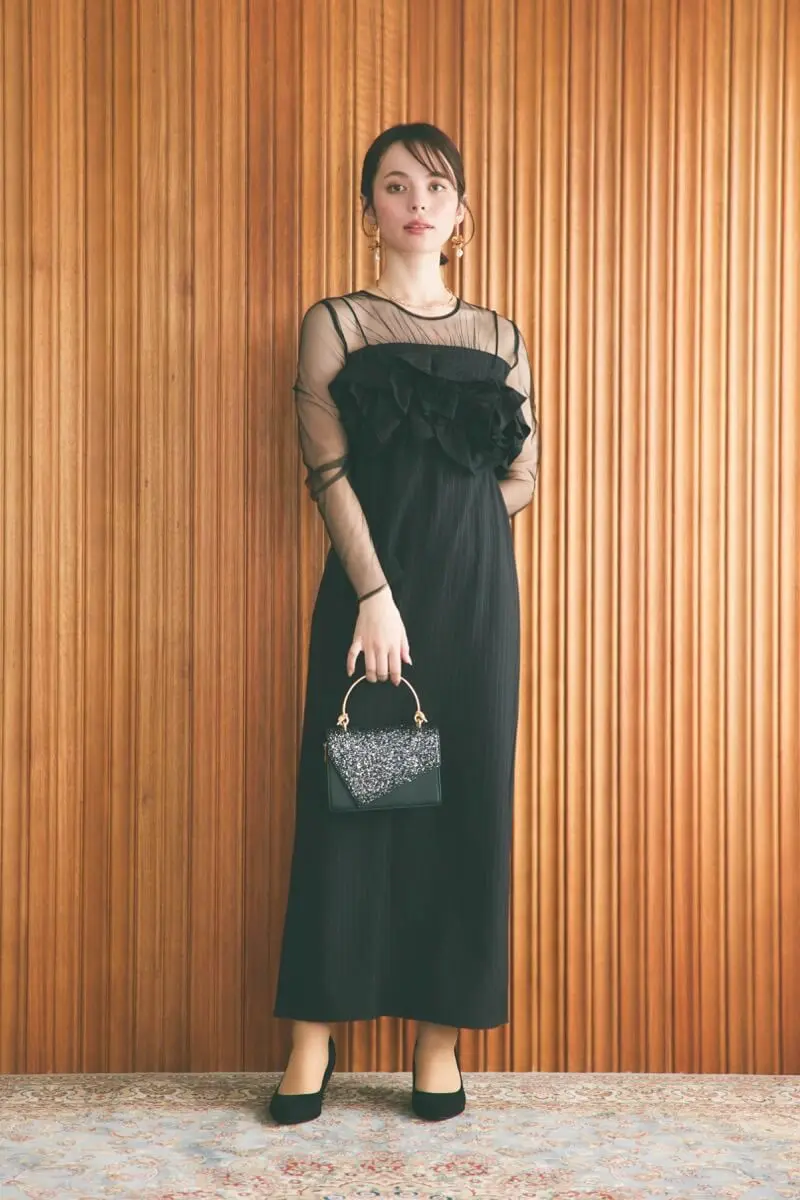 グレイッシュグリーンのエンブロイダリーレイヤードドレス