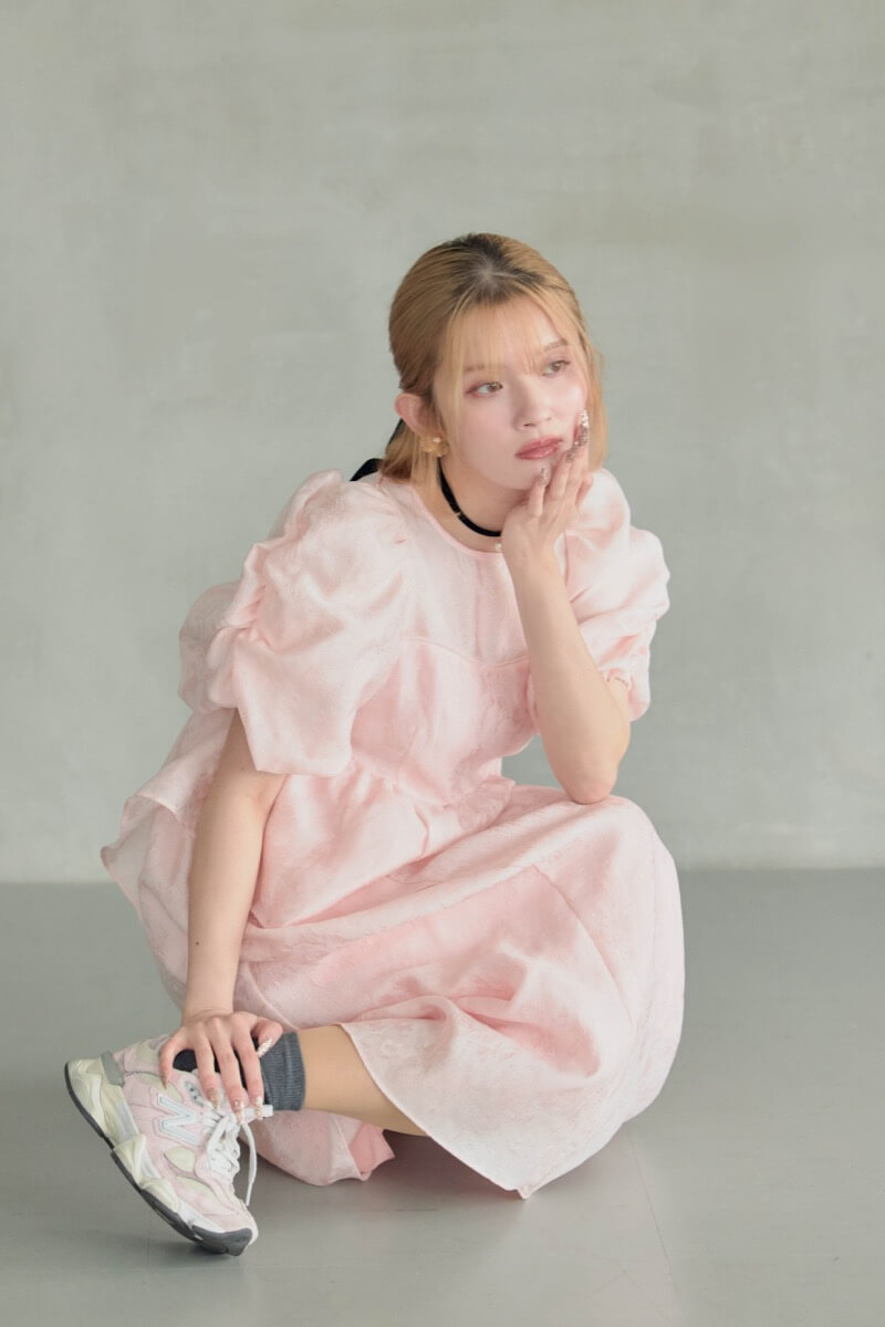 ピンクのバブルスリーブジャガードドレスの商品画像1