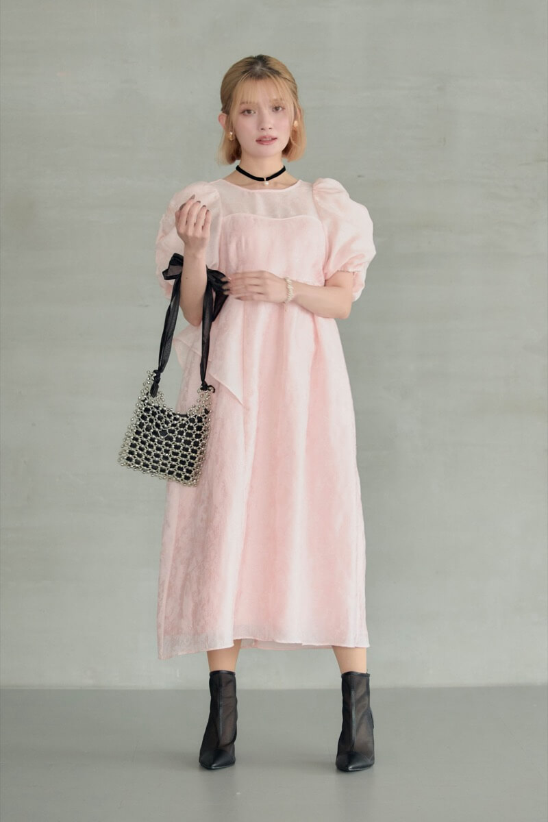 ピンクのバブルスリーブジャガードドレス