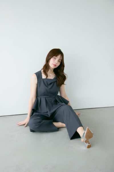 グレーのツイストネックペプラムセットアップパンツ | LE' RURE | M | A-3126